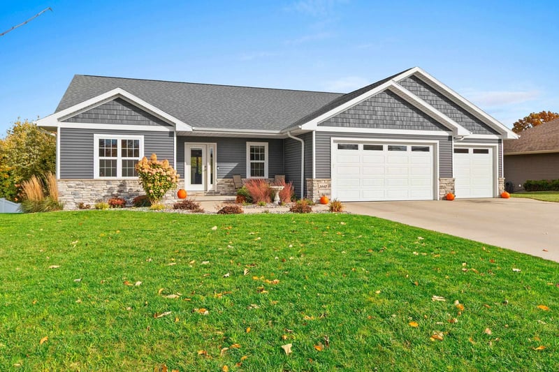 3442 Leeds Castle Dr, Green Bay, WI 54313-7483