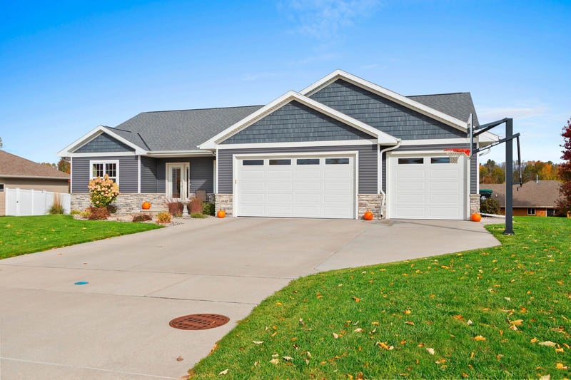 3442 Leeds Castle Dr, Green Bay, WI 54313-7483