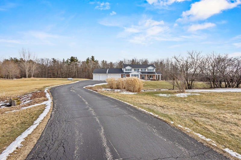 1044 Moonriver Dr, De Pere, WI 54115