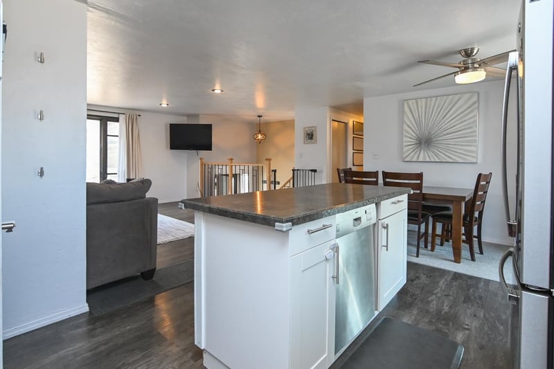 1332 Sunray Ln, Green Bay, WI 54313-7139