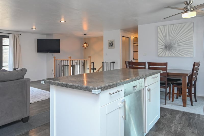 1332 Sunray Ln, Green Bay, WI 54313-7139