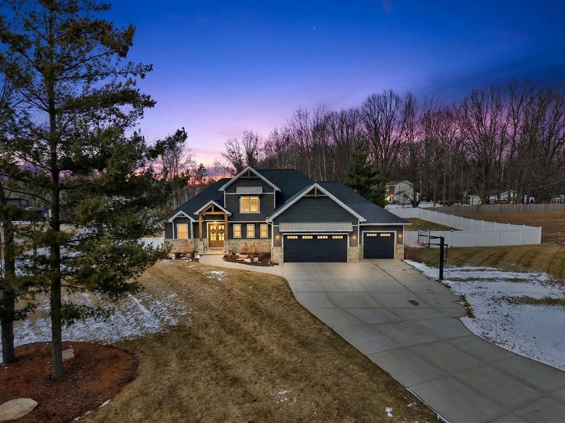 692 Blackberry Ct, Oneida, WI 54155