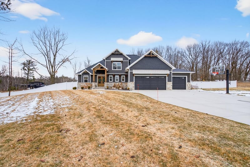 692 Blackberry Ct, Oneida, WI 54155