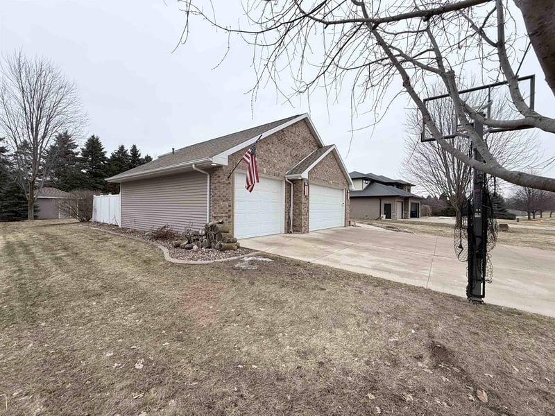 2017 Morning Dew Ln, De Pere, WI 54115