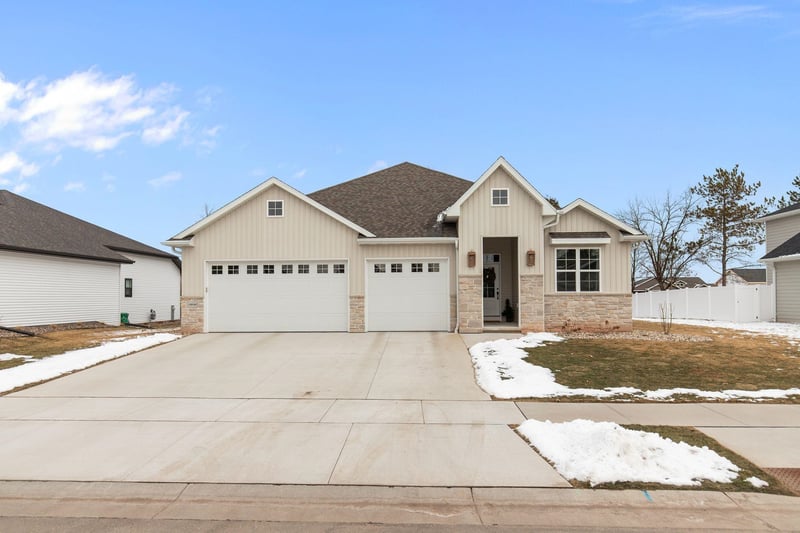 N9046 Southtowne Dr, Menasha, WI 54952