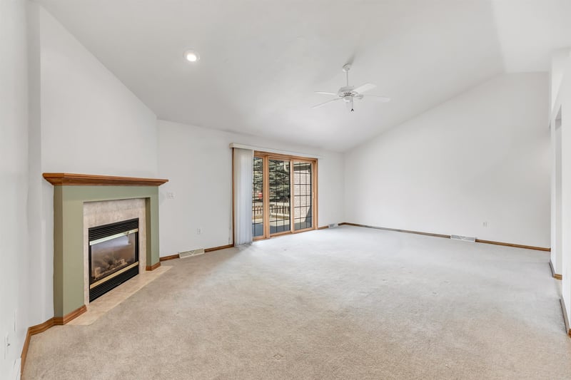 423 Woodfield Dr, Green Bay, WI 54313-9564