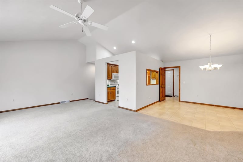 423 Woodfield Dr, Green Bay, WI 54313-9564