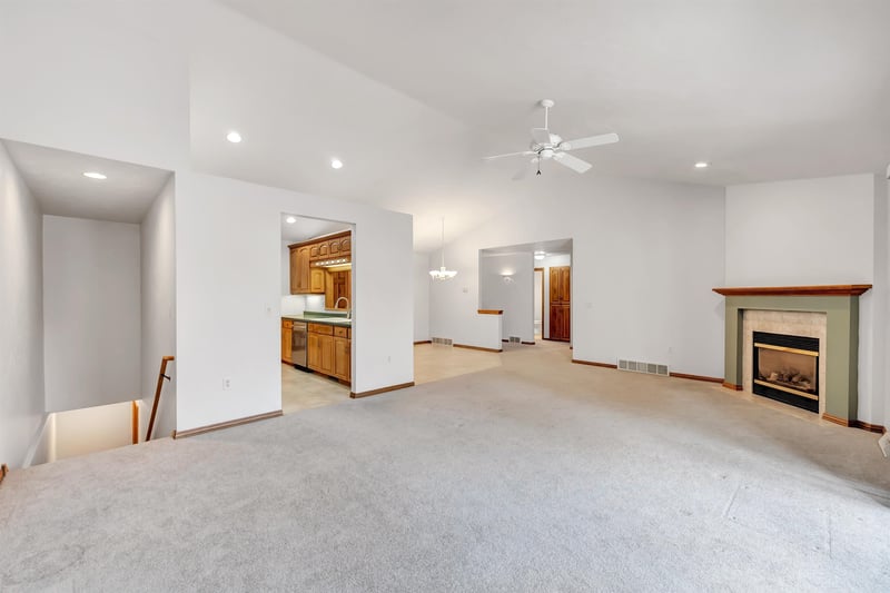 423 Woodfield Dr, Green Bay, WI 54313-9564