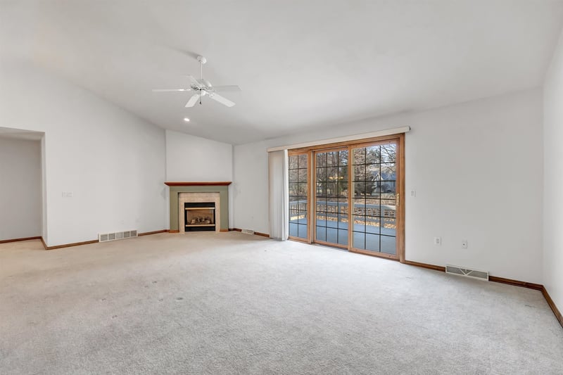 423 Woodfield Dr, Green Bay, WI 54313-9564