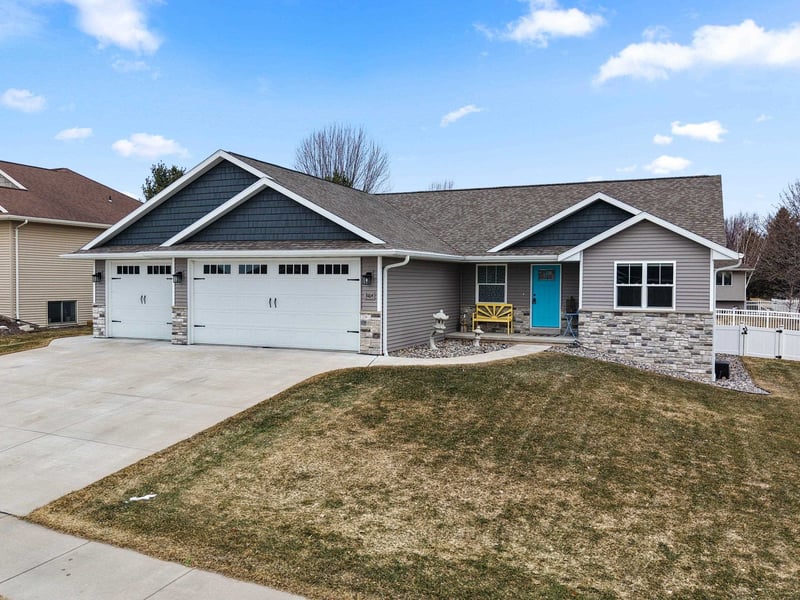 3164 Howard View Ln, Green Bay, WI 54313-4227