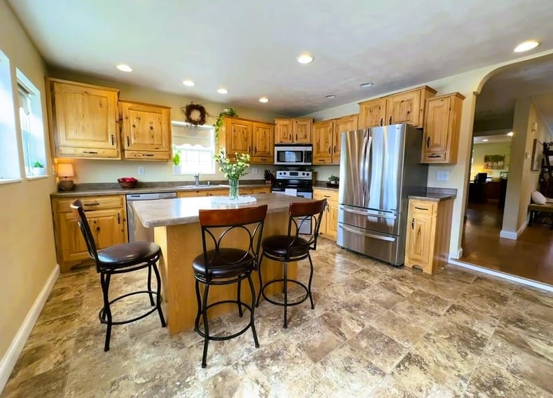 1984 Oakridge Rd, Neenah, WI 54956