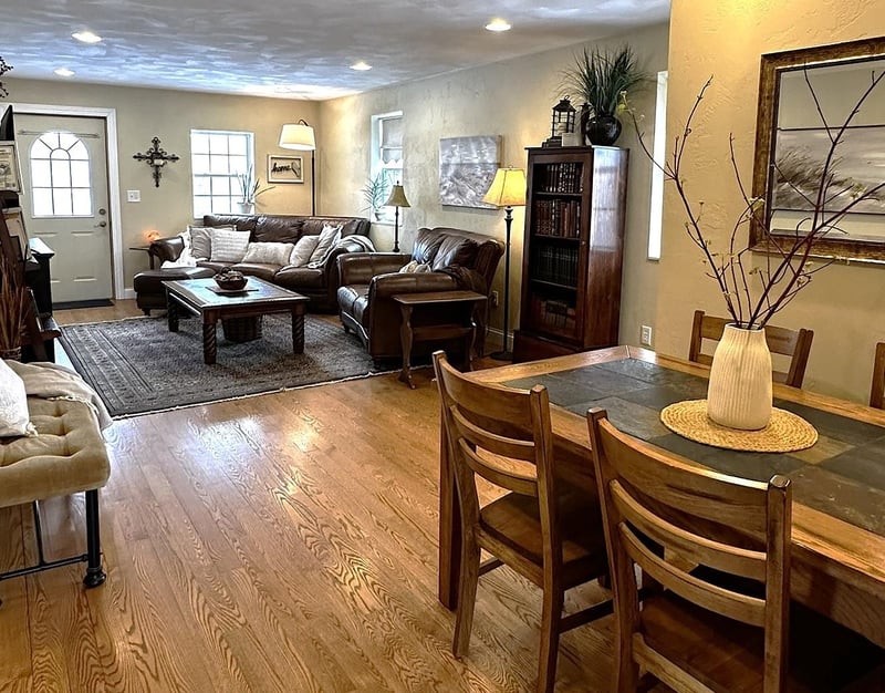 1984 Oakridge Rd, Neenah, WI 54956