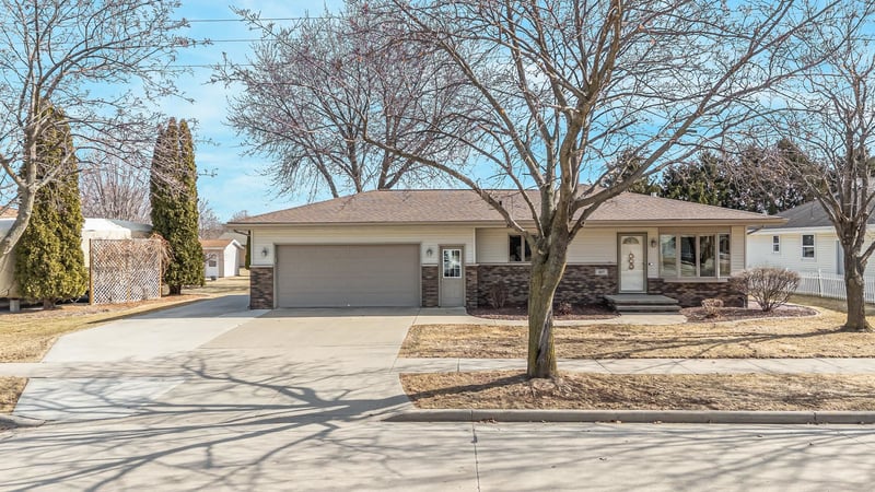 607 Homestead Trl, Kimberly, WI 54136
