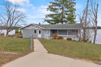 N2646 Rustic Cir, Clintonville, WI 54929