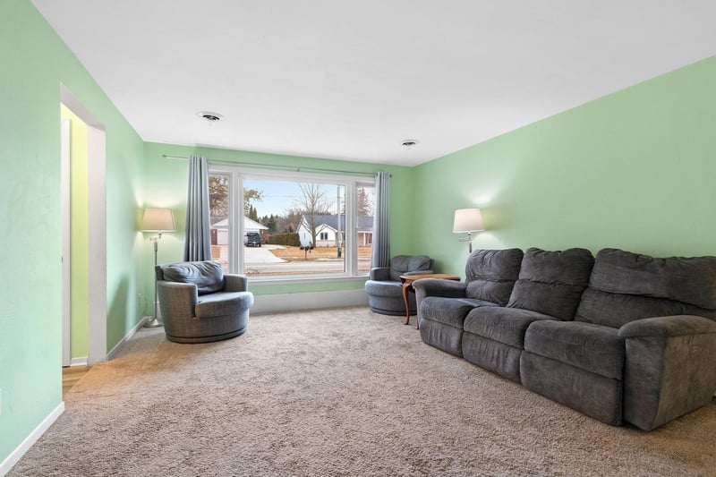 1220 Pinecrest Rd, Green Bay, WI 54313-7243