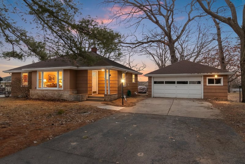 1220 Pinecrest Rd, Green Bay, WI 54313-7243