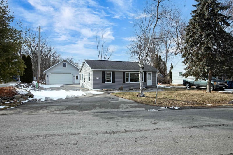 623 Hunters Point Rd, Neenah, WI 54956