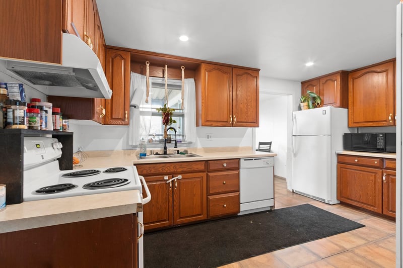 2311 East River Dr, Green Bay, WI 54301-2001