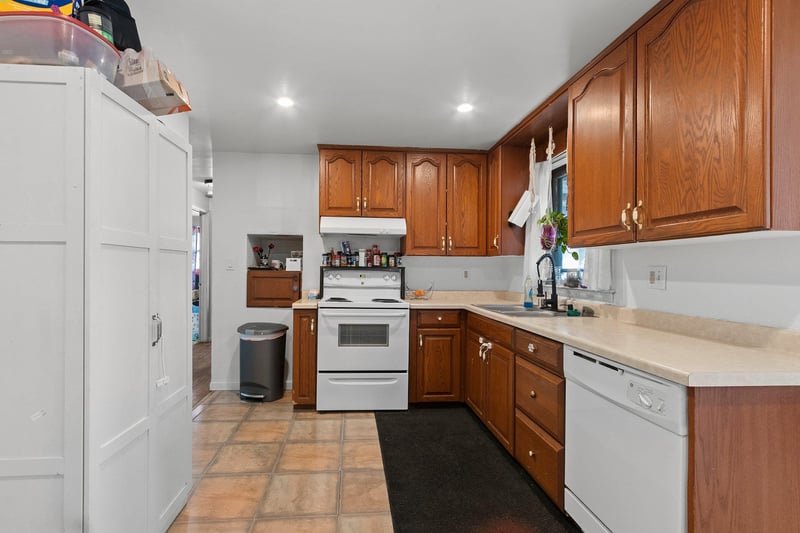 2311 East River Dr, Green Bay, WI 54301-2001