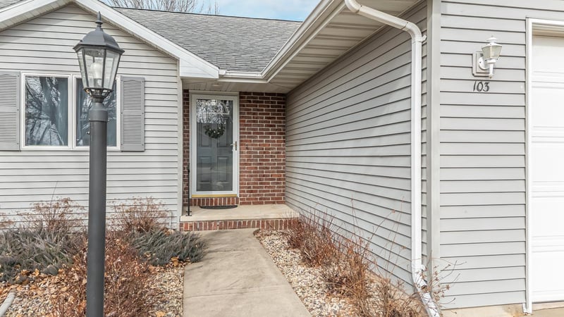 103 Green Way Dr, Combined Locks, WI 54113