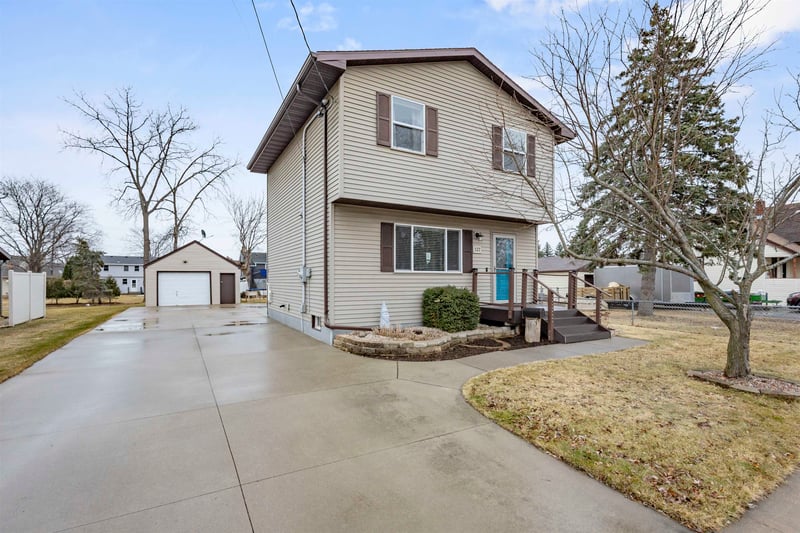 137 Gruenwald Ave, Neenah, WI 54956