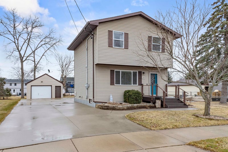 137 Gruenwald Ave, Neenah, WI 54956