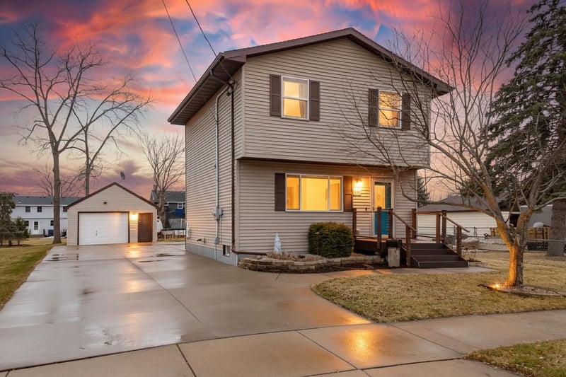 137 Gruenwald Ave, Neenah, WI 54956