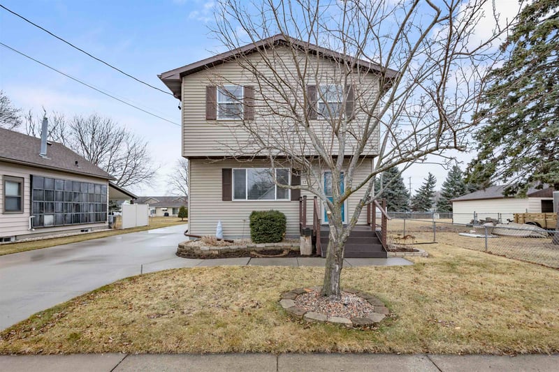 137 Gruenwald Ave, Neenah, WI 54956