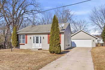 2305 Hillside Ln, Green Bay, WI 54302