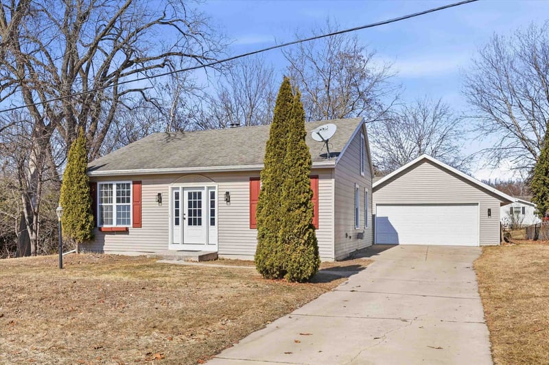 2305 Hillside Ln, Green Bay, WI 54302