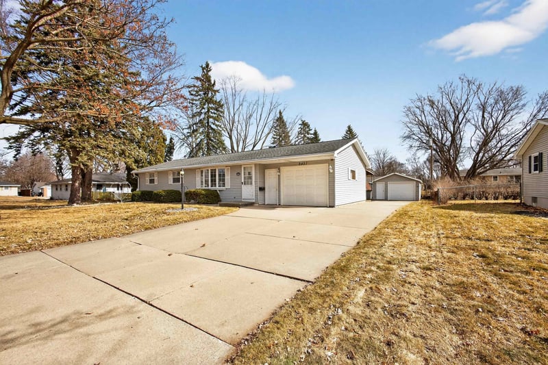 2437 Peshtigo St, Green Bay, WI 54313-5730