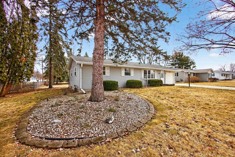 2437 Peshtigo St, Green Bay, WI 54313-5730