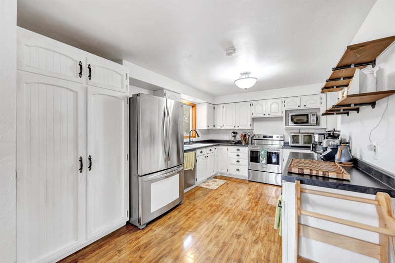 4565 Hilltop Dr, Suamico, WI 54173-8428