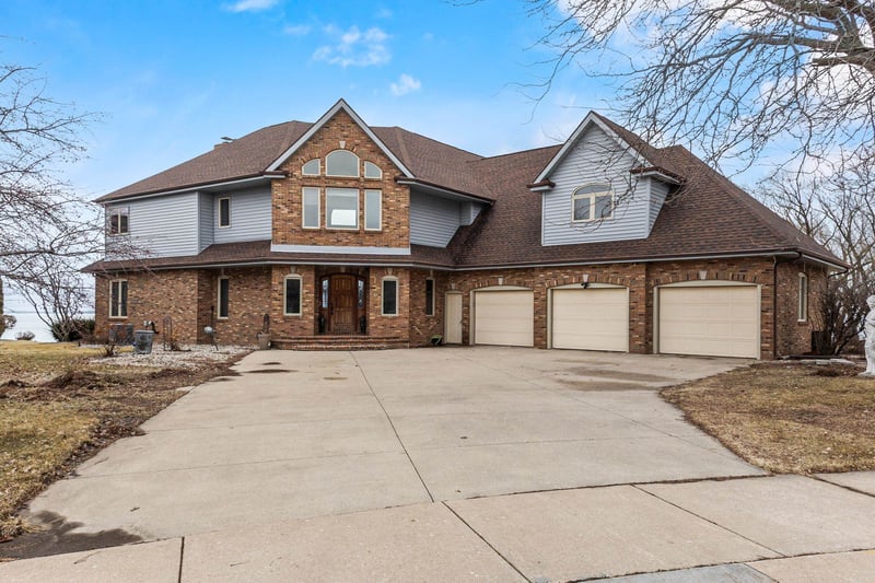 3220 Old Orchard Ln, Oshkosh, WI 54902