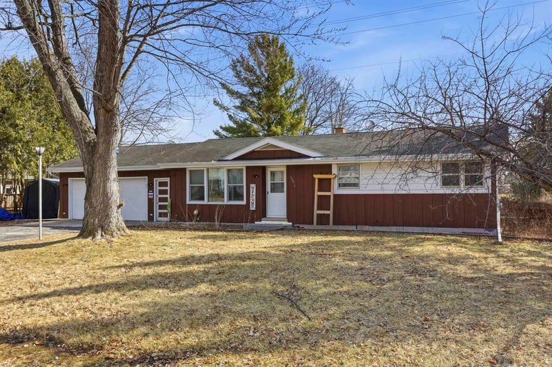 1965 Lynn Dr, Neenah, WI 54956-1209