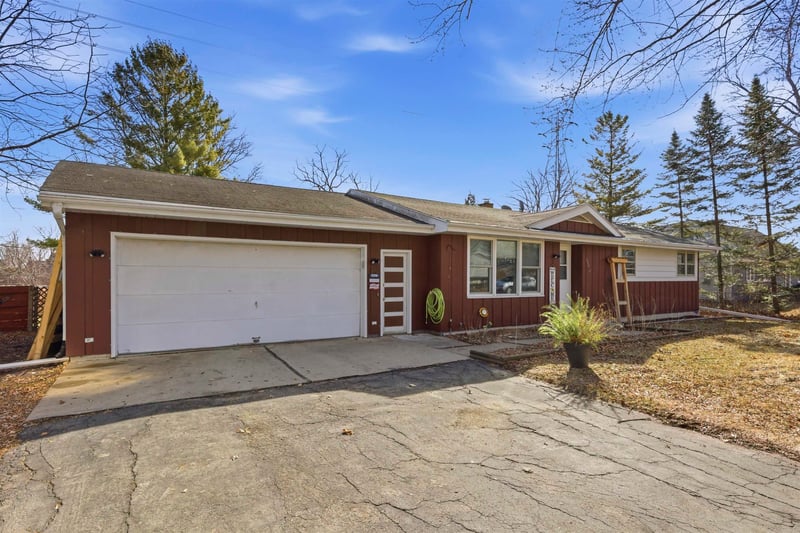 1965 Lynn Dr, Neenah, WI 54956-1209