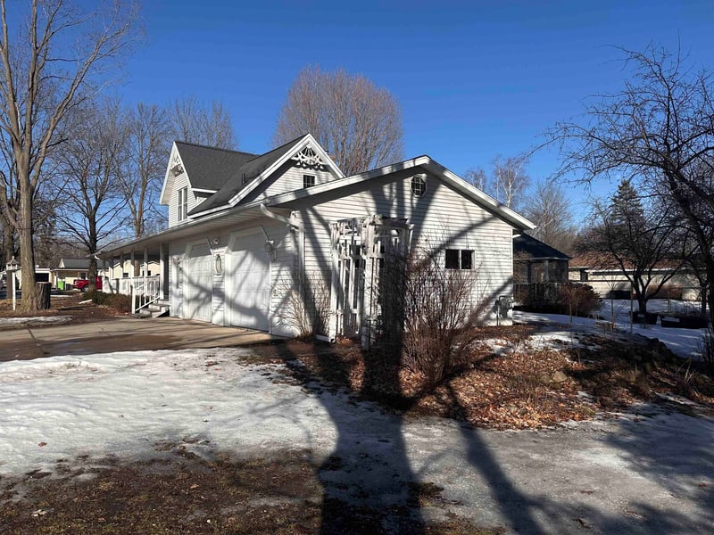 204 Columbia St, Oconto Falls, WI 54154