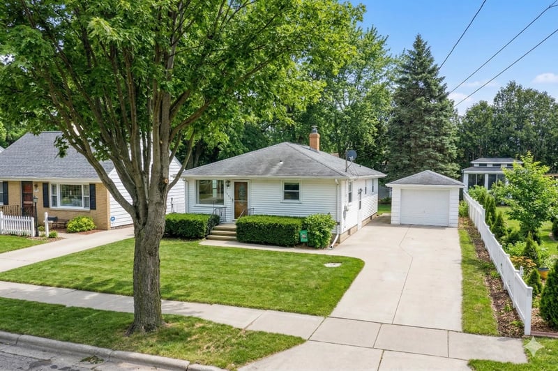 1267 Roscoe St, Green Bay, WI 54304