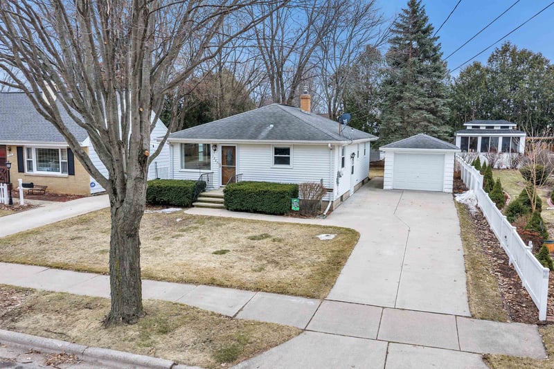 1267 Roscoe St, Green Bay, WI 54304