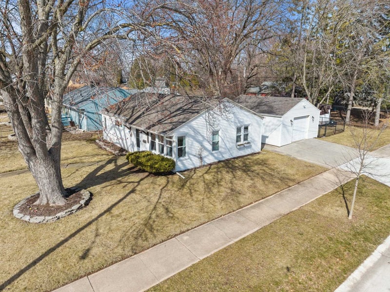 516 Winnebago Hts, Neenah, WI 54956