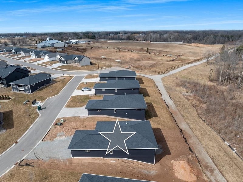 4001 Antwerp Ave, Howard, WI 54313-7518