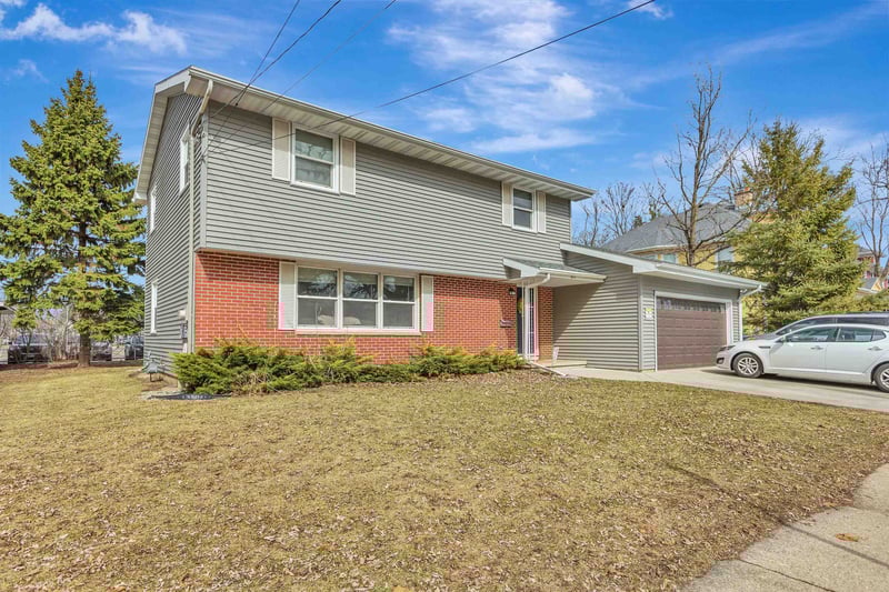 932 Vine Ave, Oshkosh, WI 54901