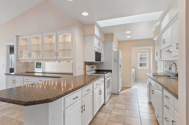 1617 Twin Lakes Cir, Green Bay, WI 54311-5636