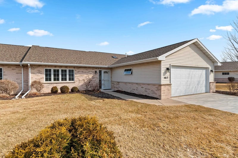 1617 Twin Lakes Cir, Green Bay, WI 54311-5636