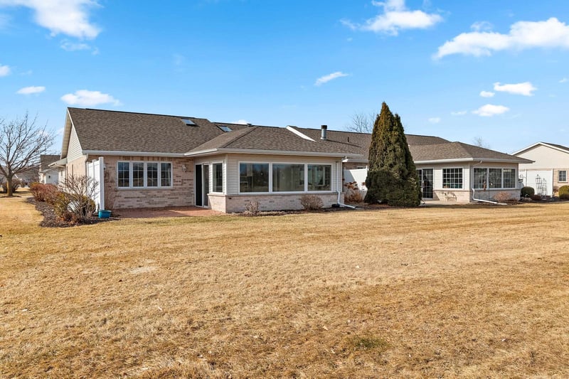 1617 Twin Lakes Cir, Green Bay, WI 54311-5636