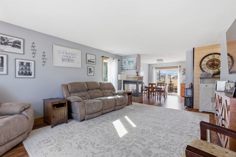 N1371 Fawn Ridge Ct, Greenville, WI 54942