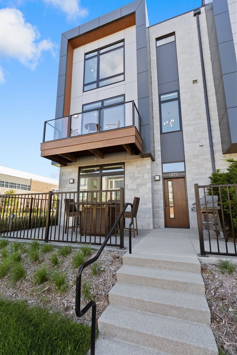 1071 Brookwood Dr, Green Bay, WI 54304