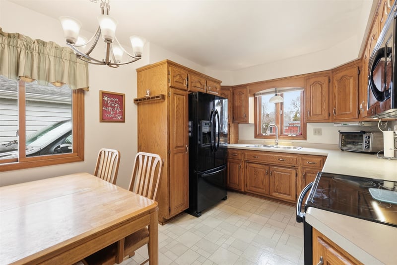 1107 Honeysuckle Ln, Neenah, WI 54956