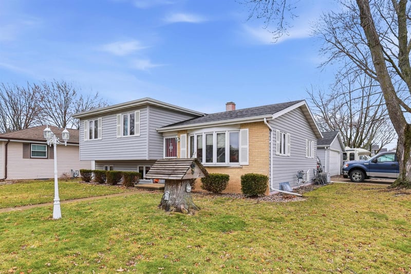 1107 Honeysuckle Ln, Neenah, WI 54956