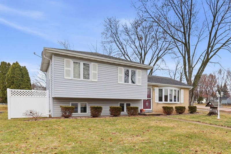 1107 Honeysuckle Ln, Neenah, WI 54956